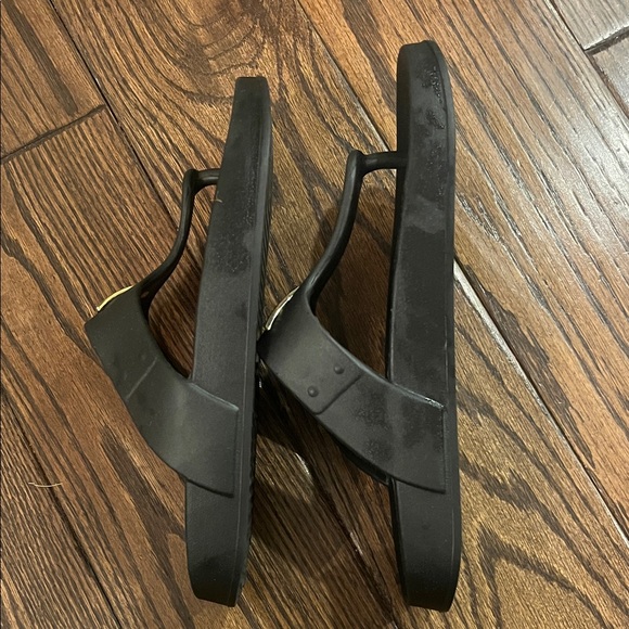 GUESS Black and Gold Gizeh Style Flip-Flops Size 8 - Picture 6 of 6